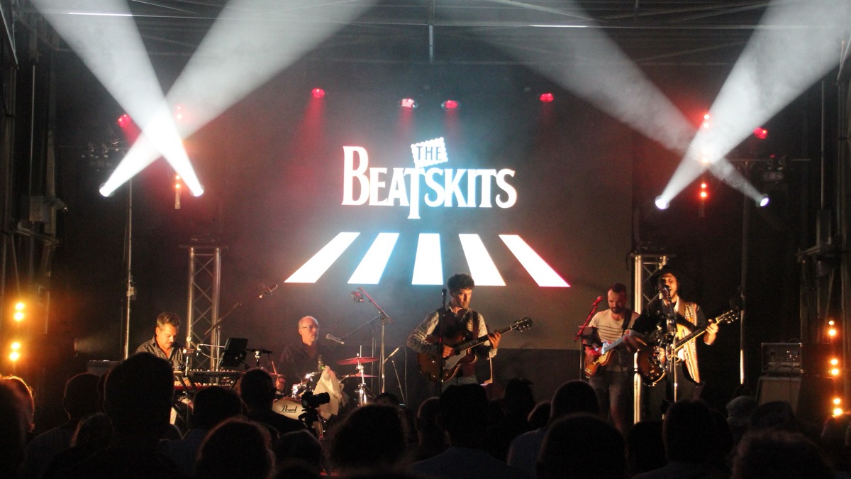 The Beatskits en concert à Saint-Brévin, devant le logo et le passage clouté